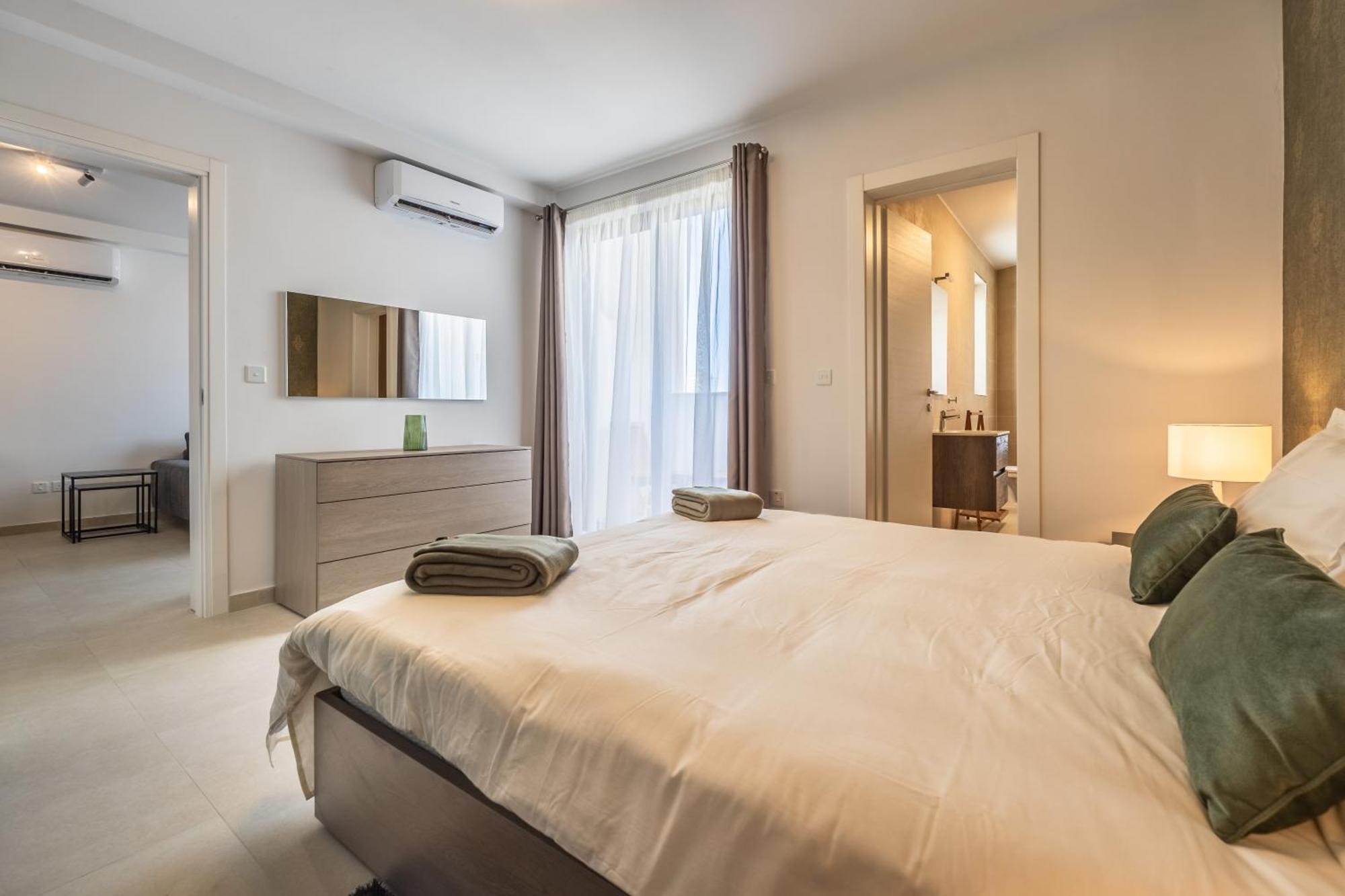 Sunlit Serenity Modern With Views Apartament